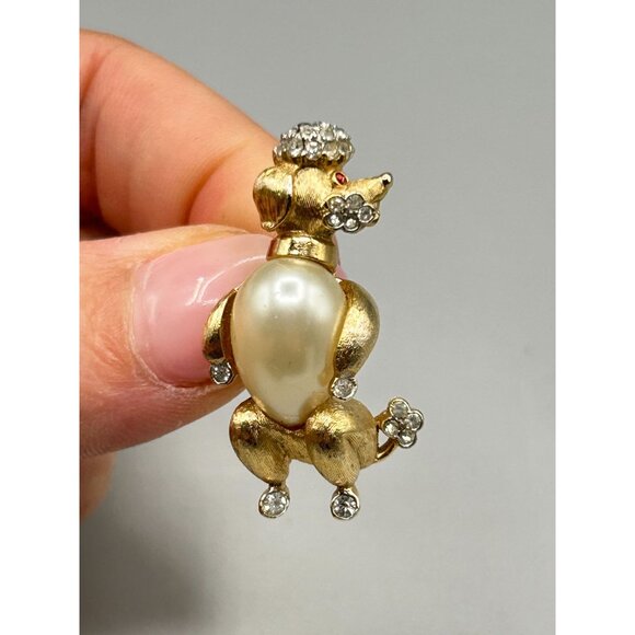 Vintage Trifari Poodle Brooch Pin Faux Pearl Belly & Rhinestones Gold Tone - Picture 6 of 7